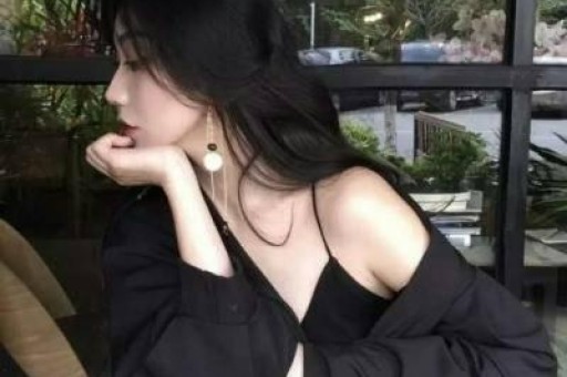 天价穿搭引全网哗然！梅根单品溢价离谱带货人设彻底翻车遭全网质疑